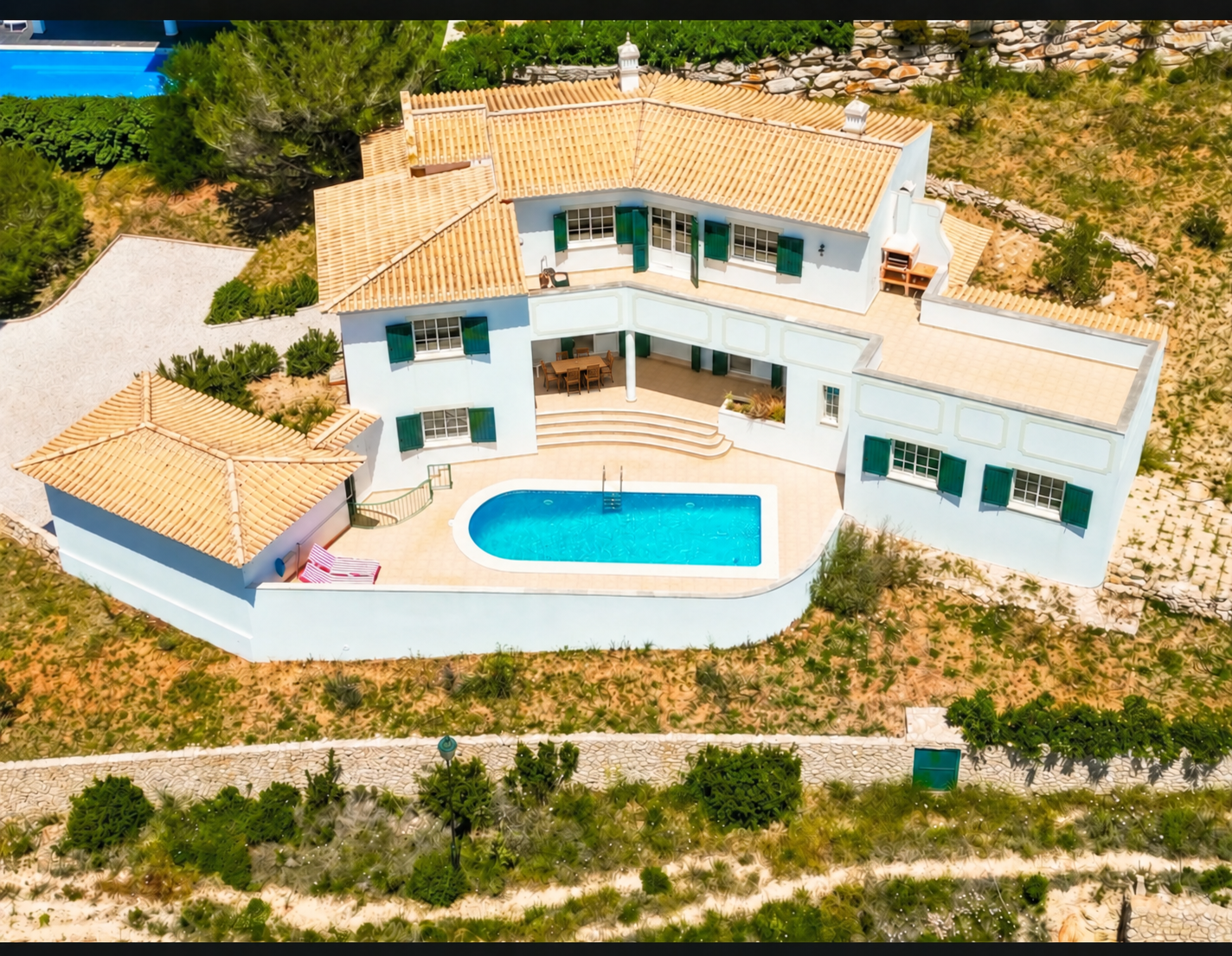 Draufsicht des gesamten Cantinho do Cristal mit Terrassen und Pool